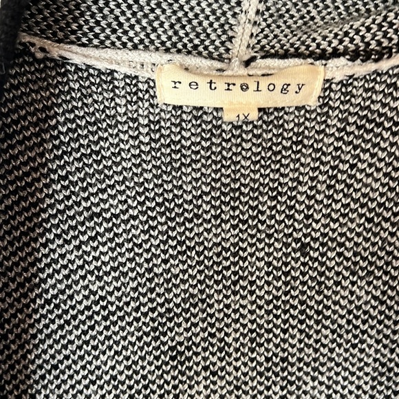 This is a really pretty cardigan. Totally gives me High designer vibes - Picture 2 of 4